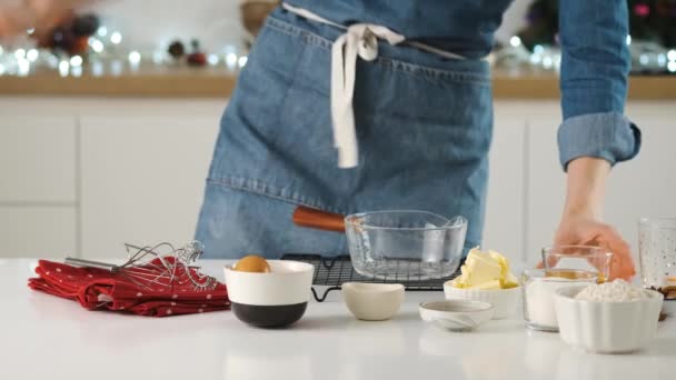 Una donna fa biscotti di pan di zenzero per Natale, facendo la pasta. Il miele sta versando . — Video Stock