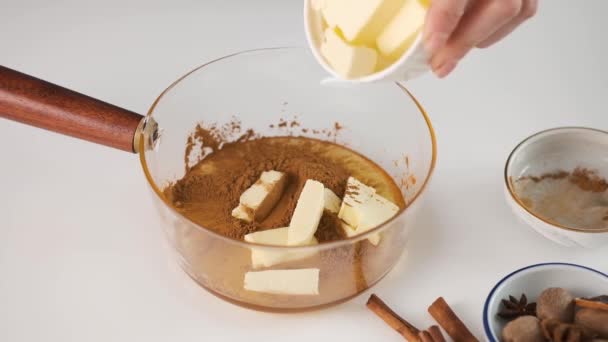 Proceso de hacer galletas de jengibre para Navidad. Una mujer está preparando una pasta. Navidad . — Vídeo de stock