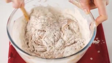 Noel için zencefilli kurabiye yapma süreci. Bir kadın hamur hazırlıyor. Noel.