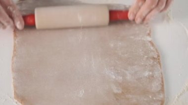 Noel için zencefilli kurabiye yapma süreci. Bir kadın hamur hazırlıyor. Noel.