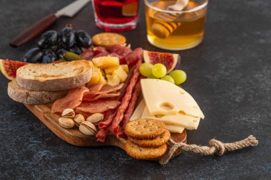 İtalyan gıda maddeleri jambon, salam, parmesan, zeytin, bal, ekmek.