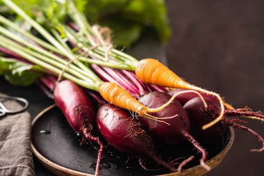 Taze sebze havuç, beetroots ahşap plaka üzerinde. Hasat natürmort.