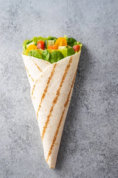 Τυλίξτε σάντουιτς, ρολό με σολομό ψαριού, λαχανικά και τυρί. Γκρι φόντο. Άνω όψη. — Φωτογραφία Αρχείου