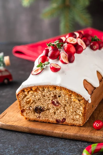 Pastel de Navidad con arándanos y decoraciones navideñas sobre un fondo oscuro . — Foto de Stock