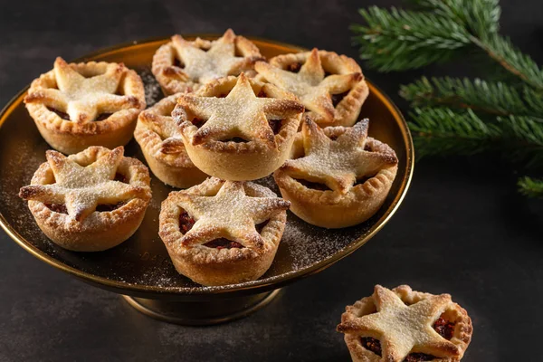 Koyu arka plan üzerinde İngiliz Noel kıyma turta.