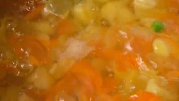 Σούπα λαχανικών. Λαχανικά σε βραστό νερό. Πατάτες, καρότα, κρεμμύδια, μπιζέλια. Μαγείρεμα λαχανικών. — Αρχείο Βίντεο