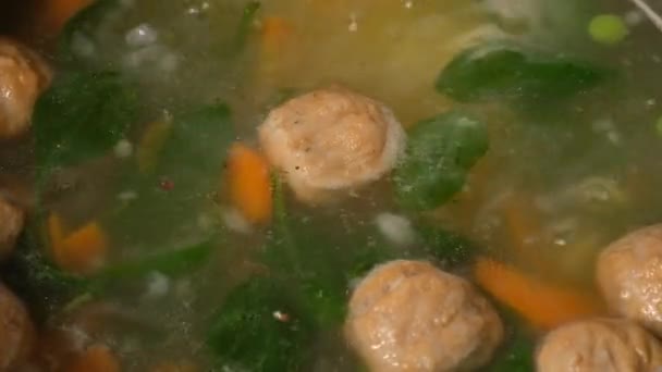 Homemade vegetable soup with meatballs in a pan. Spinach. Close-up. — Stock Video