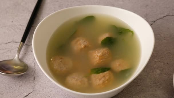 Vegetable soup with meatballs was poured into a bowl. Cooking vegetable soup. — Stock Footage Vegetable soup with meatballs was poured into a bowl. Cooking vegetable soup. Video Clip