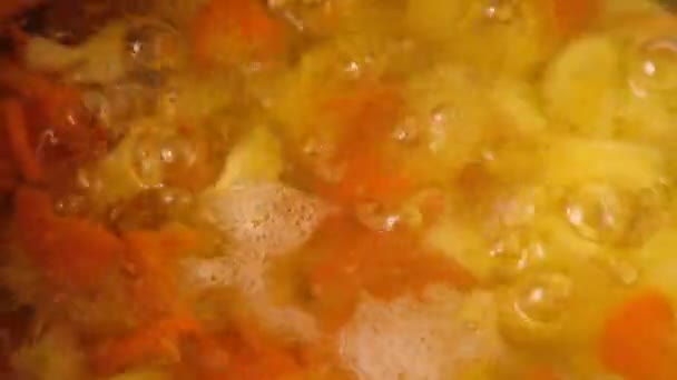 Soupe de légumes. Légumes dans l'eau bouillante. Pommes de terre, carottes, oignons, pois. Cuisson de soupe de légumes .