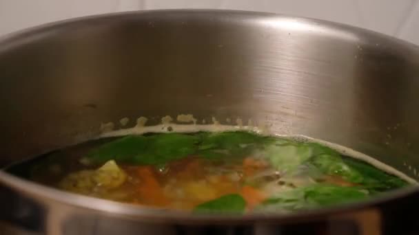 Vegetable soup. Vegetables in boiling water. Potatoes, carrots, onions, peas. Cooking vegetable soup. — Stock Video