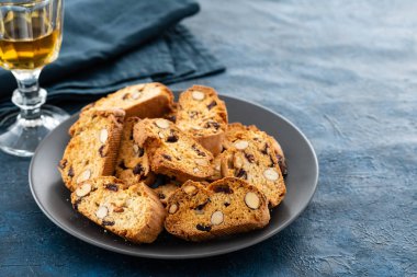 Bademli bisküvi, ceviz ve kızılcık. Nefis cantucci kurabiyeleri..