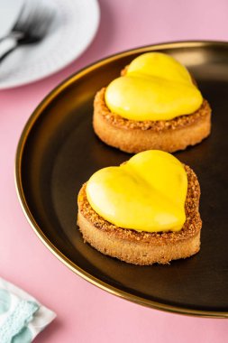 Kalp şeklinde pasta. Anneler Günü. Sevgililer Günü.