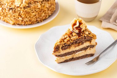 Fındıklı kek ve karamel. Tatil pastası..