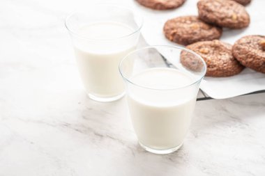 Beyaz arka planda sütlü tel askıda çikolatalı kurabiyeler..