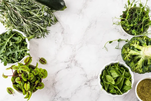 Taze yeşil sebzeler beyaz zemin üzerinde çeşitli brokoli, kekik, biberiye, ıspanak, mikroyeşillik. — Stok fotoğraf