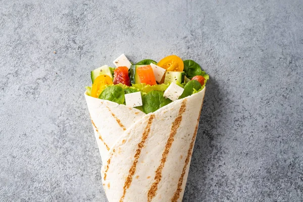 Envuelva el sándwich, rollo con salmón de pescado, verduras y queso. Fondo gris. Vista superior . —  Fotos de Stock