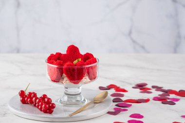Sevgililer Günü için kırmızı üzümlü bir bardakta tatlı..