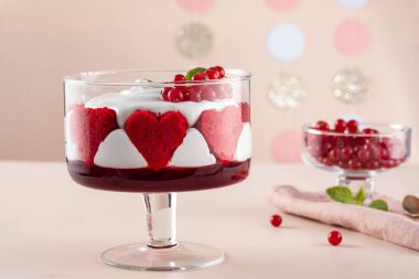 Sevgililer günü için pembe arka planda gözlüklü kırmızı kadife kek. Sevgililer Günü.