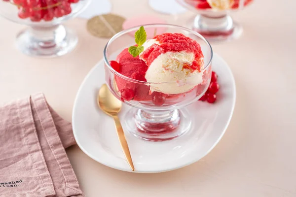 Zmrzlina na Valentýna na růžovém pozadí. Pozadí pro Valentýna. — Stock fotografie
