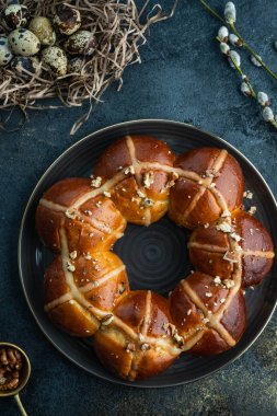 Paskalya kek ve yumurta tatil için. Ev yapımı sıcak cross buns Paskalya masada.