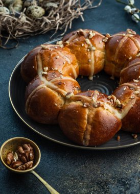 Paskalya kek ve yumurta tatil için. Ev yapımı sıcak cross buns Paskalya masada.