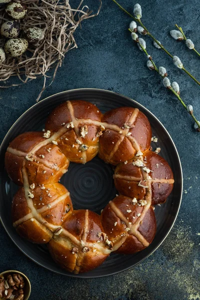 Easter cake and egg for the holiday. Homemade hot cross buns on Easter table. — Stock Photo, Image