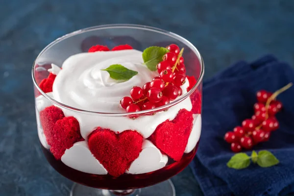 Kuchen roter Samt in Herzform mit roten Johannisbeeren. Valentinstag. — Stockfoto