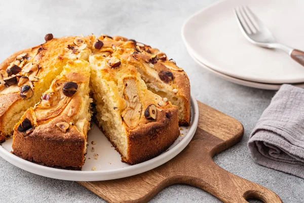 Tarta casera con nueces y manzanas. Copiar espacio . — Foto de Stock