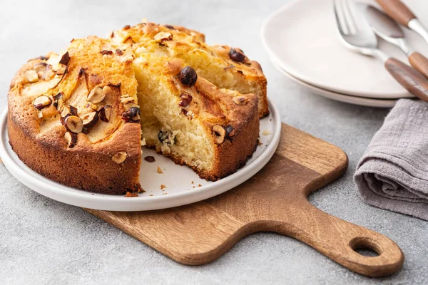 Tarta casera con nueces y manzanas. Copiar espacio . — Foto de Stock