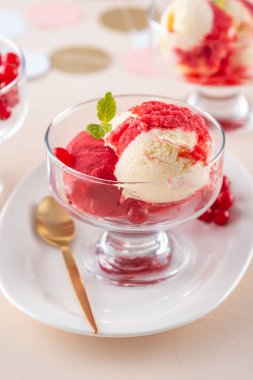 Pembe arka planda sevgililer günü için dondurma. Sevgililer Günü için arkaplan.