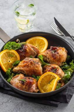 Portakal ile Tavuk uyluk bir tava.