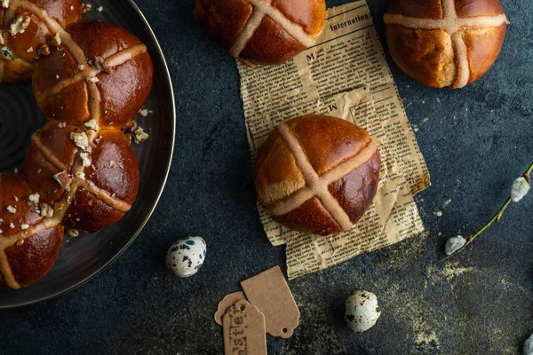 Traditional Easter cross buns on easter background. — Stock Photo, Image