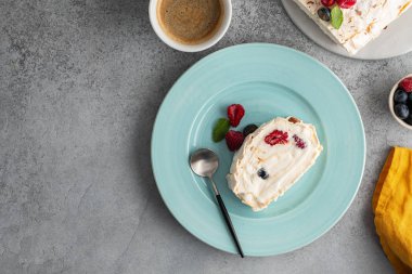 Kremalı ve ahududulu kremalı pasta. Roulade, yaz tatlısı, yakın plan..