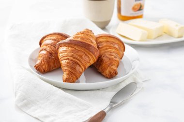 Kruvasan, çay ve portakal reçelli kahvaltı..