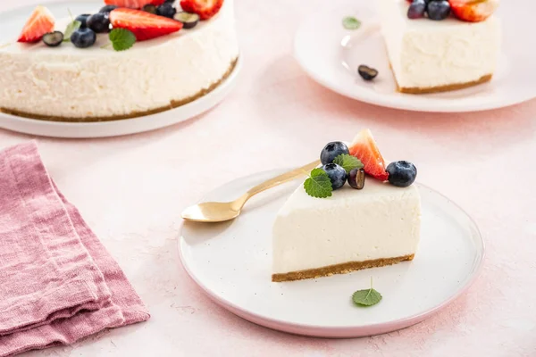 Slice of New York Cheesecake with berries. — Stock Photo, Image