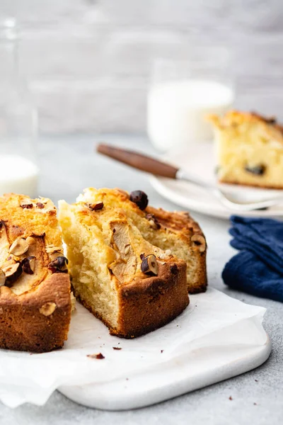 Tarta casera con nueces y manzanas. Copiar espacio . — Foto de Stock