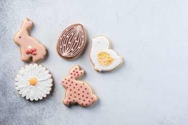 Paskalya tatili için masa ayarı. Fotoğraf beyaz yemekler gösterir, bir peçete içinde mat, Paskalya yumurtası hizmet. Peçete tavşan kulakları altında dökümlü.