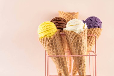 Pembe arka plan üzerinde şeker konileri çeşitli dondurma. Kopyalama alanı.