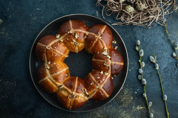 Easter cake and egg for the holiday. Homemade hot cross buns on Easter table. — Stock Photo, Image