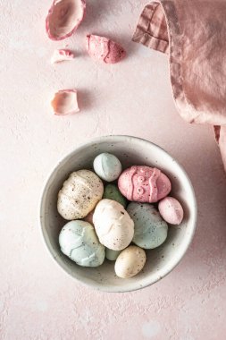 Çikolatalı, çok renkli, küçük bir paskalya yumurtası. Üst görünüm.