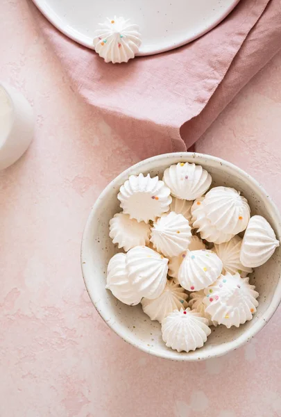 Een vaas vol merengues cakes. Kopieerruimte. — Stockfoto