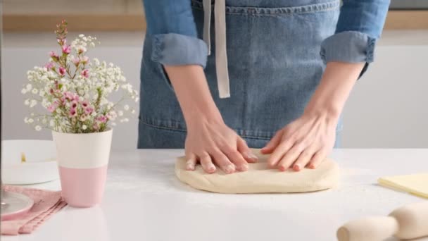 Vrouwelijke handen maken pufgist deeg thuis keuken. — Stockvideo