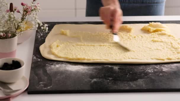 Een vrouwelijke bakker maakt voor het bakken prachtige croissants. Zelfgemaakte verse heerlijke gebakjes broodjes en croissants. Traditionele Italiaanse familiebakkerij. Croissants en escargots. Slow motion voedsel. — Stockvideo