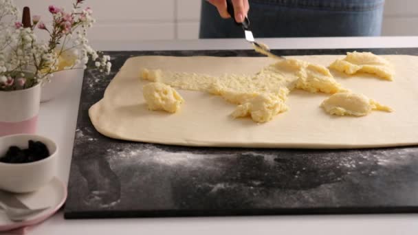 Una pastelera se vuelve hermosa cruasanes antes de hornear. Bollos caseros frescos y deliciosos pasteles y croissants. Panadería tradicional de la familia italiana. Croissants y escargots. Comida de cámara lenta . — Vídeos de Stock