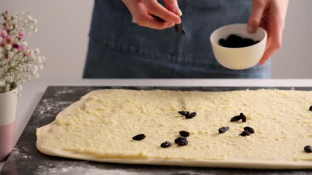 パン職人は焼く前に美しいクロワッサンを作ります。自家製の新鮮なおいしいペストリーパンとクロワッサン。伝統的なイタリアの家族のパン屋。クロワッサンとエスカルゴ。スローモーションフード. — ストック動画