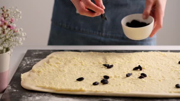 En kvinnlig bagare förvandlar vackra croissanter innan bakning. Hemlagade färska läckra bakverk bullar och croissanter. Traditionellt italienskt familjebageri. Croissanter och escargots. Långsam rörelse livsmedel. — Stockvideo