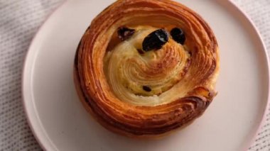 Lezzetli Fransız kruvasanlarıyla sabah kahvaltısı. Kruvasan ve salyangoz. Şekerleme. Taze fırın. Yavaş yemek..