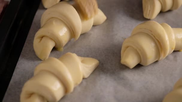 Egy női pék sütés előtt gyönyörű croissant-t csinál. Házi készítésű, friss, ízletes süteményes zsemle és croissant. Hagyományos olasz családi pékség. Lassított mozgású élelmiszer. — Stock videók