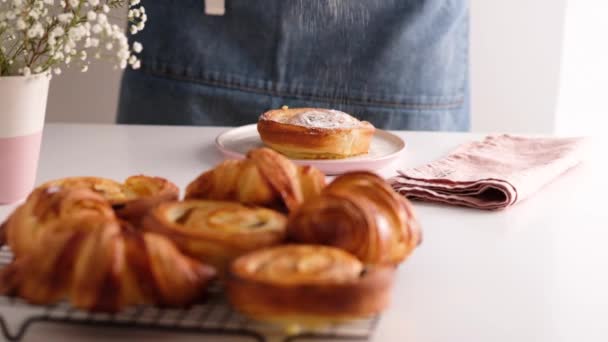 Ranní snídaně s výbornými francouzskými croissanty. Croissanty a larvy. Cukrárna. Čerstvé pekárny. Zpomalené jídlo. — Stock video