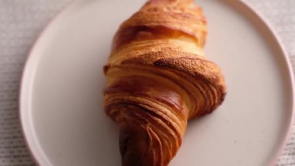 Morgon frukost med delikata franska croissanter. Croissanter och escargots. Konfektyr. Färskt bageri. Långsam rörelse livsmedel. — Stockvideo